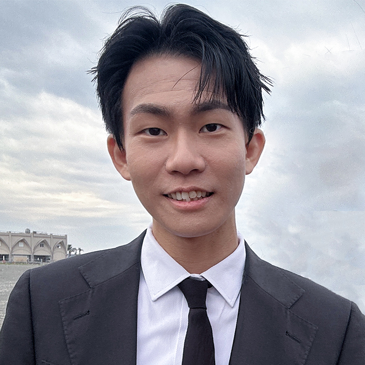 網站的作者，一位名為吳俊達的男士，穿著黑色西裝開朗的笑著。